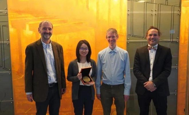 34岁教授王虹两月内连获4项数学大奖，成为菲尔兹奖得主热门人选，该奖被称为“数学界的诺贝尔奖”